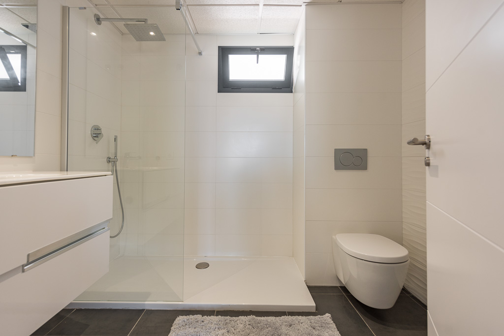 Resa Estates Ibiza te koop appartement Vadella Mar zee zicht badkamer 4.jpg